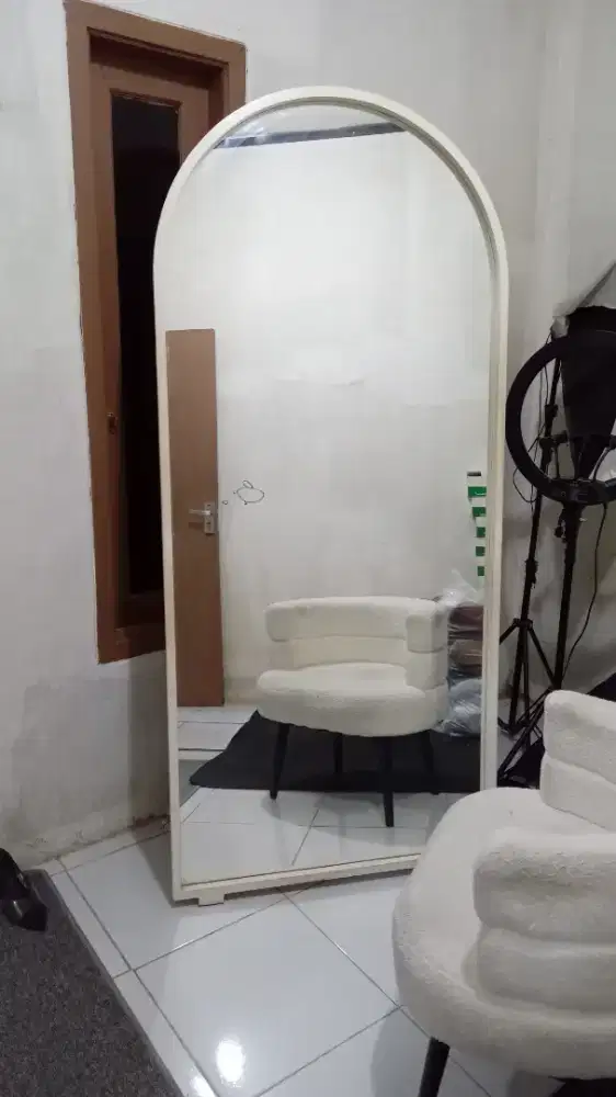 Kaca Jumbo atau Stand Mirror