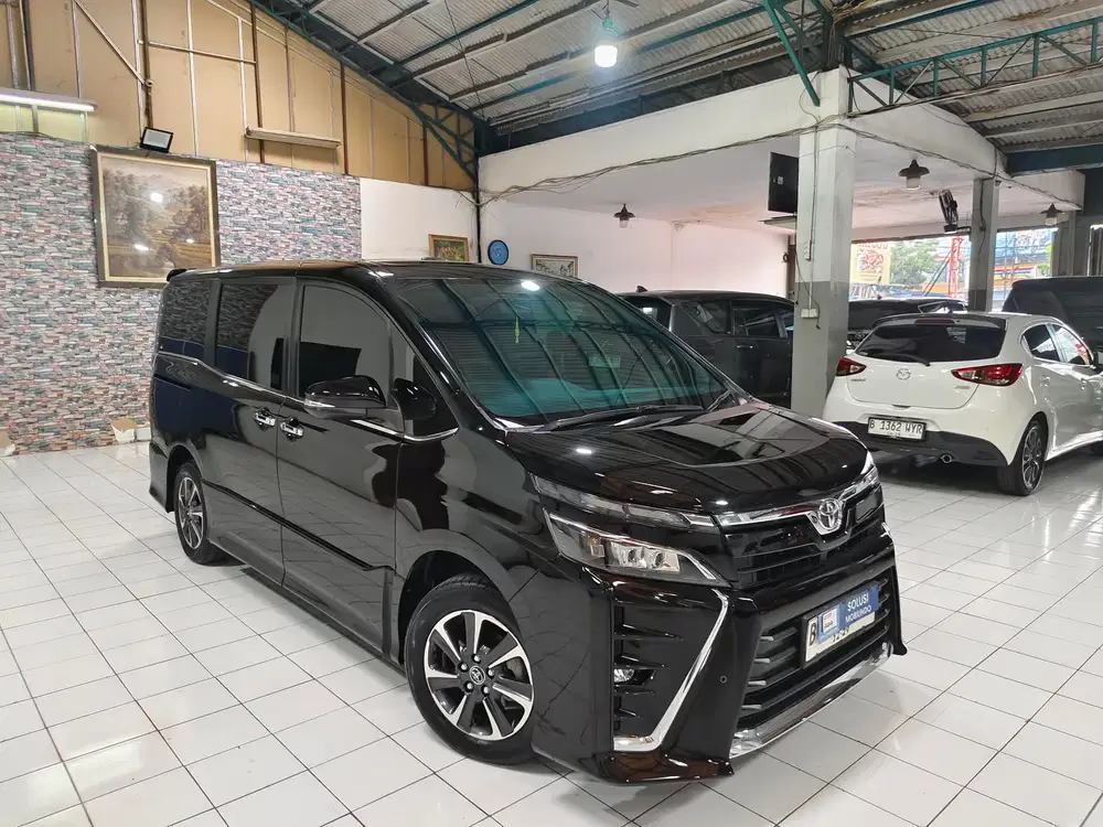 Toyota VOXY 2.0 Bensin AT 2018 Hitam  low KM
