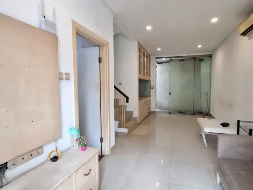 Turun Harga! Rumah Golf Lake Pine Hills 2 Lantai, Full Fasilitas, Dekat Bandara!