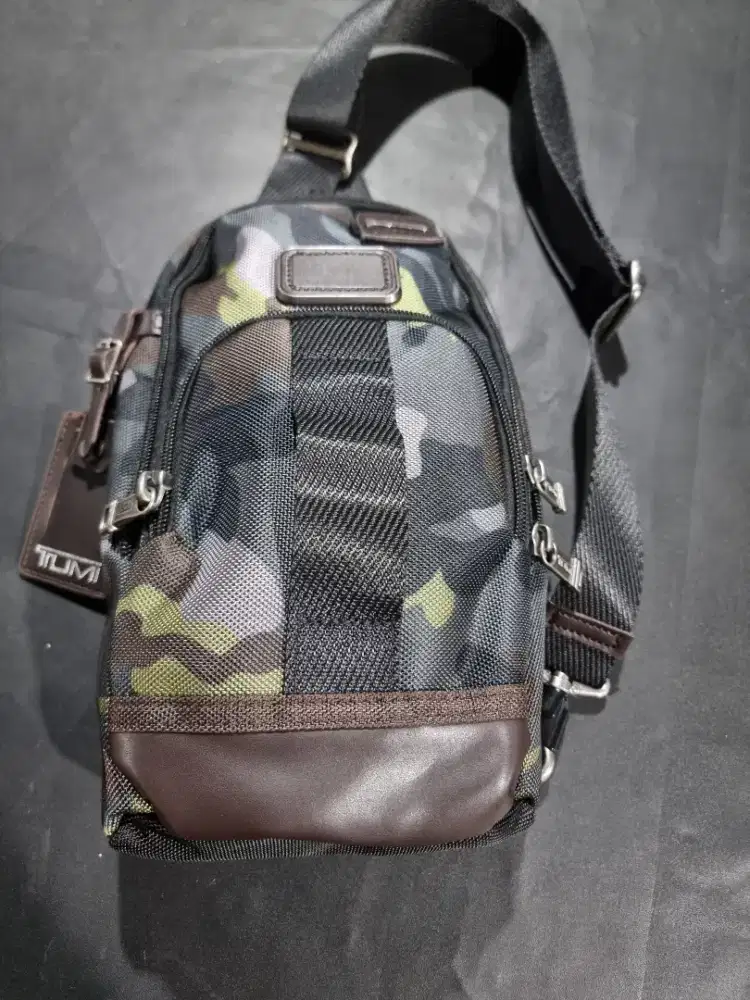 Tas Sling dada brand Tumi