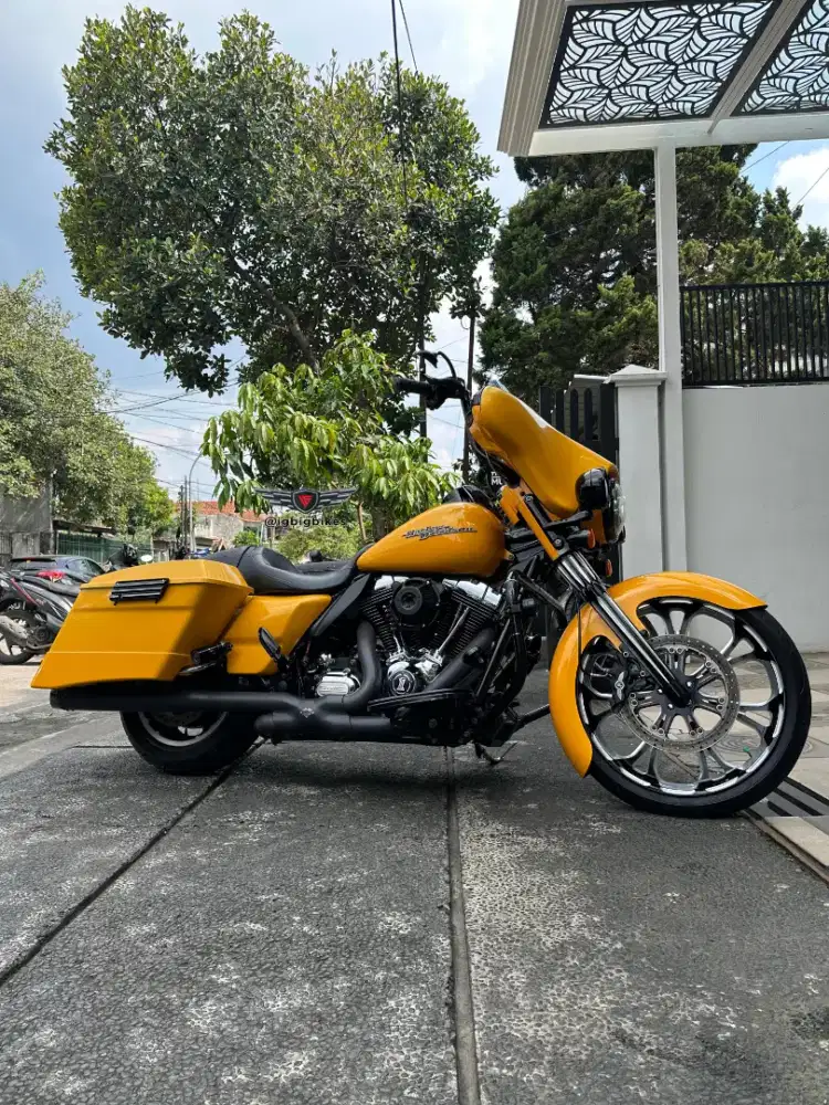 Harley Street Glide Kuning