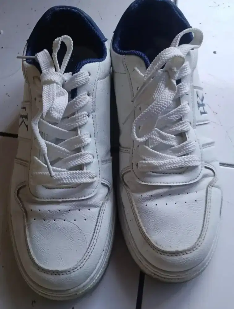 Sepatu sneakers