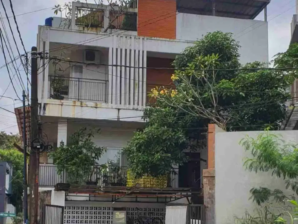 Rumah 3 Lantai di Kompleks Mega Cinere - Depok