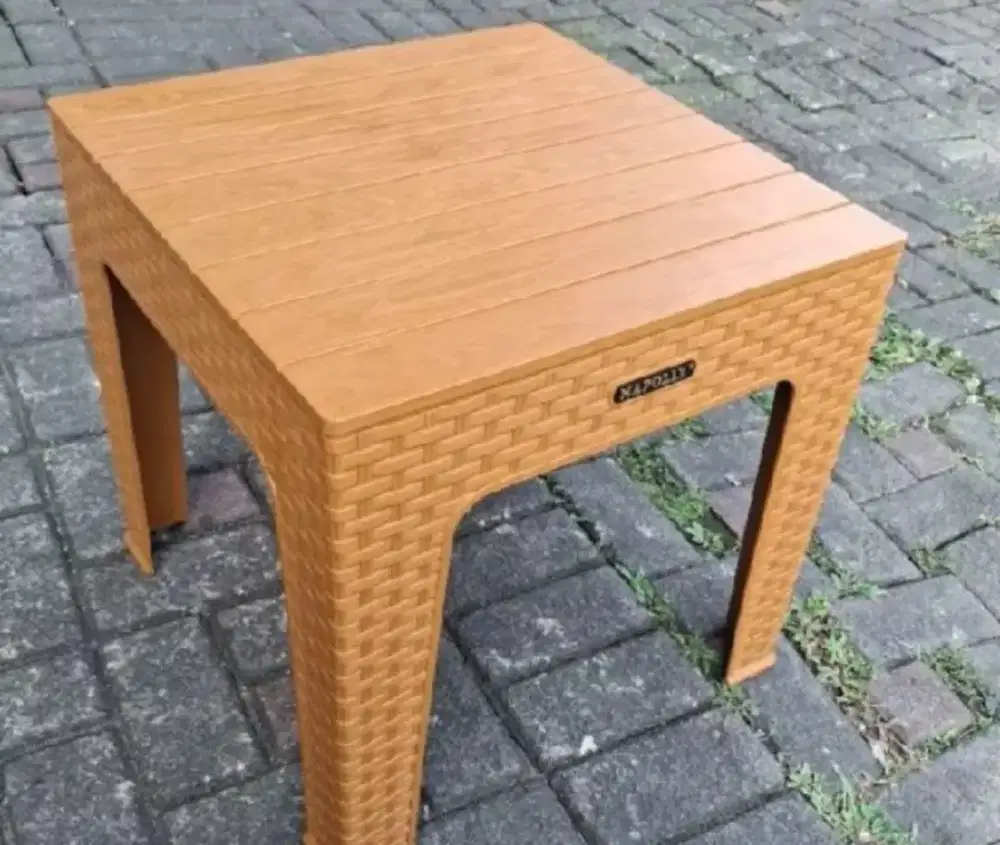 Meja plastik napolly