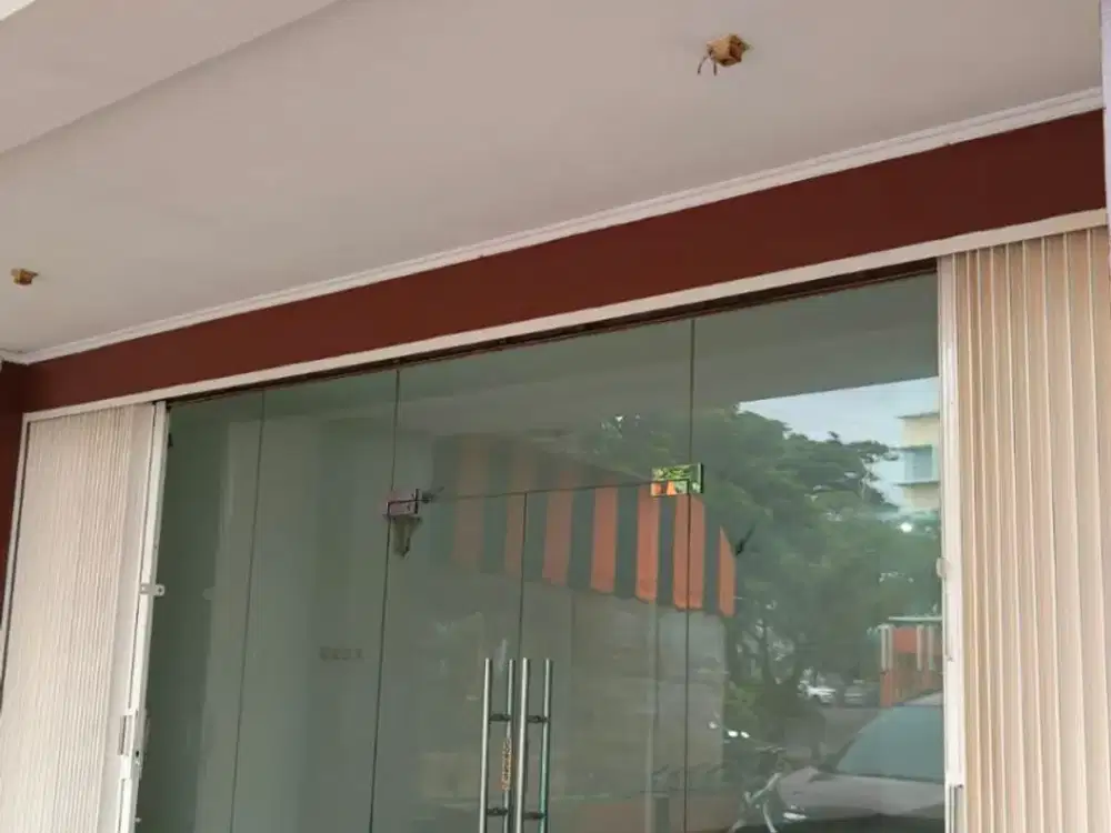 Disewakan Ruko Grand Boulevard KHI Harapan Indah, 2,5 Lantai Siap Pakai