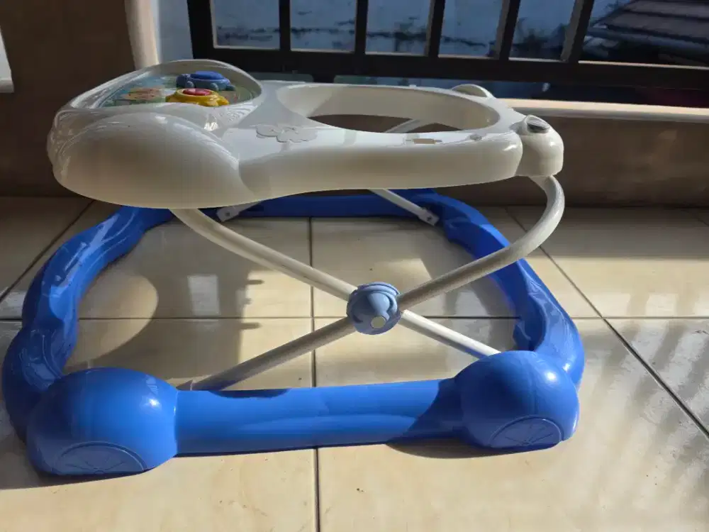 Baby walker untuk latihan jalan