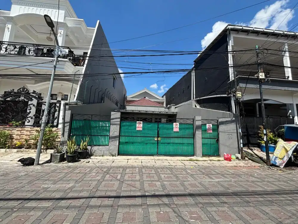 Rumah Usaha Luas di tengah kota Surabaya