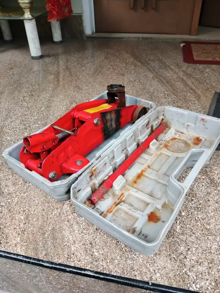 Dongkrak buaya mobil
