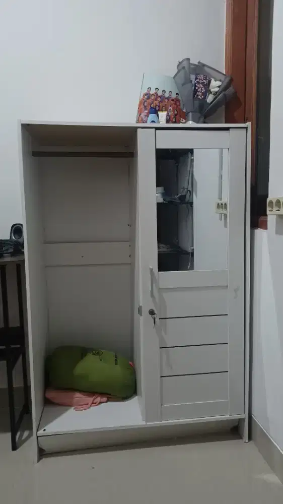 Lemari pakaian minimalis