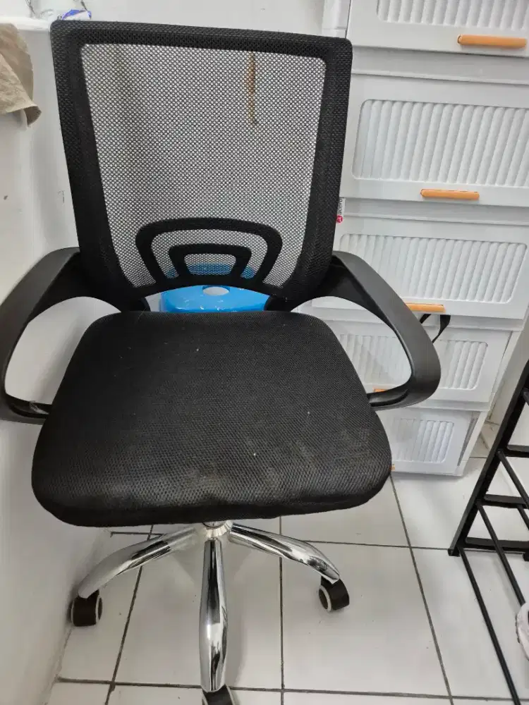Kursi kantor hitam