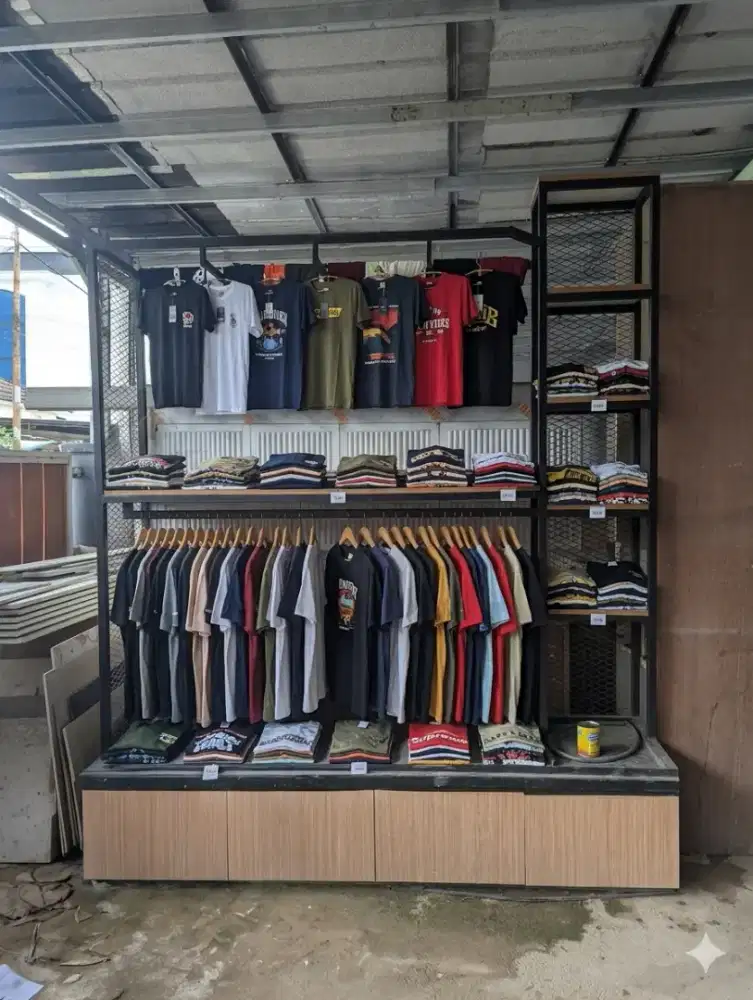 Lemari display gantungan baju dan meja interior
