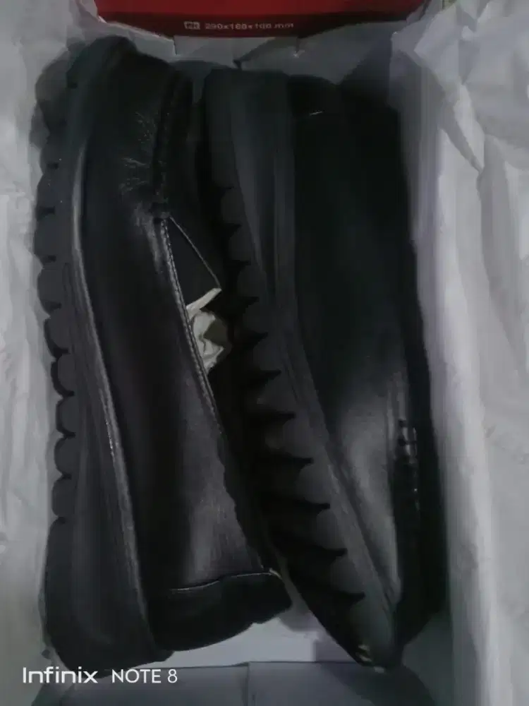 Sepatu kerja wanita merek bucheri
