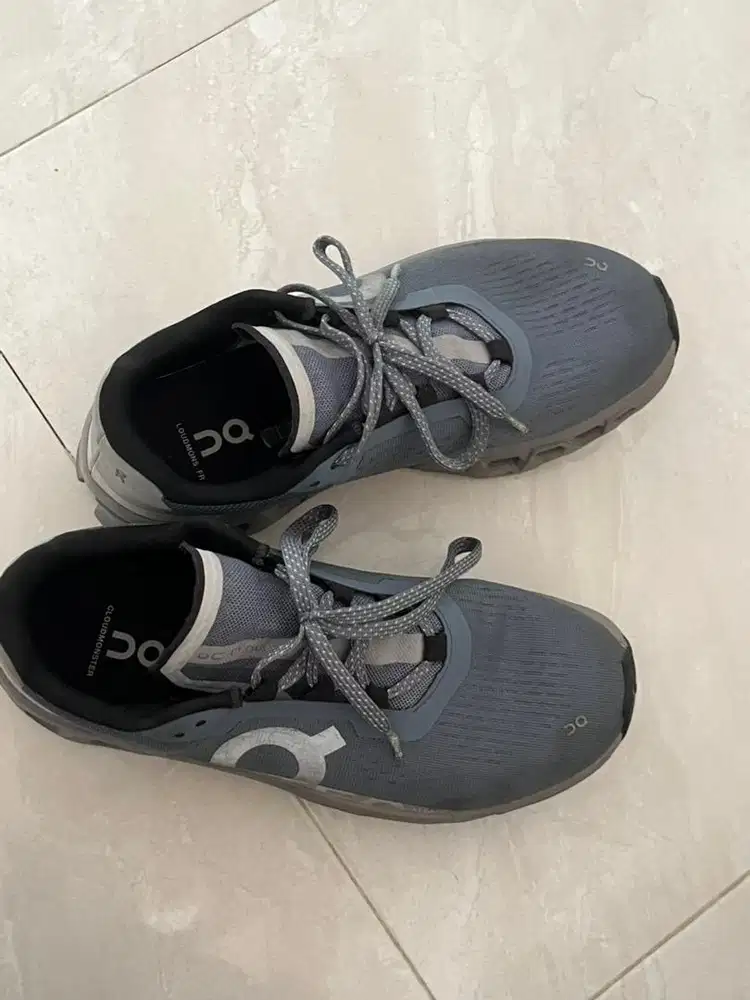 Sepatu On Cloud size 40-41