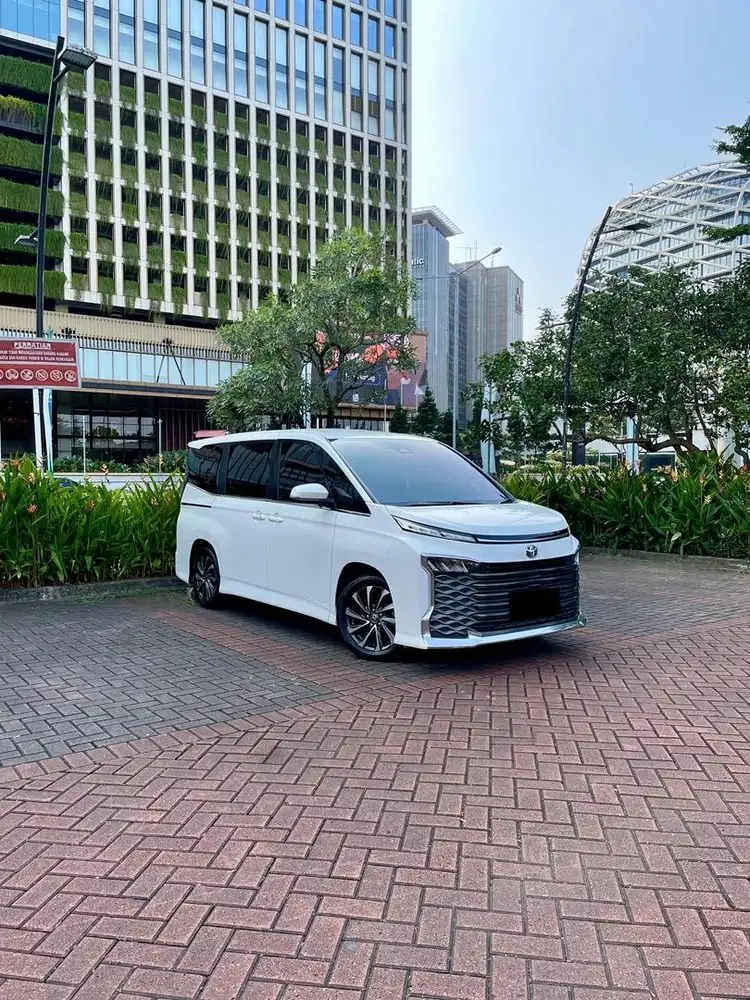 Toyota Voxy 2.0 AT 2022  Putih