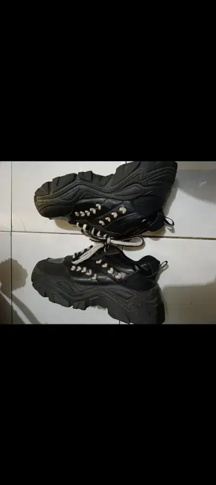 Dijual Borongan 2 pasang sepatu ukuran 37 siap pakai.
