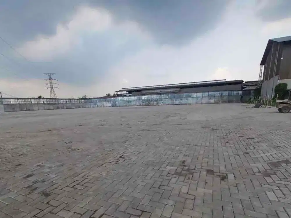 Di sewa lahan luas 1 hektar 1,2 ha / 12000 m2 sudah di paving block konblok lokasi aman dalam kawasan mandiri one gate system dijaga 24 jam cocok untuk pool kendaraan besar dan kecil akses kontainer 40 feet strategis di jalan raya pantura bekasi