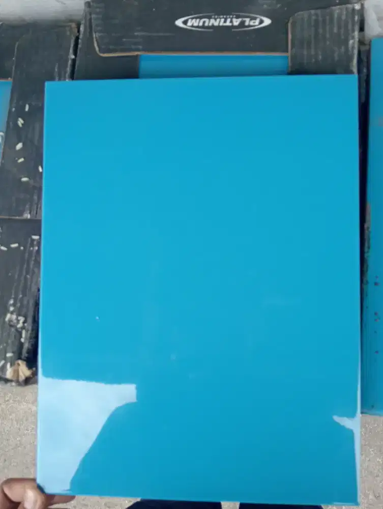 Di jual aja keramik UK 25x33 merk platinum masih baru ada 76 dus