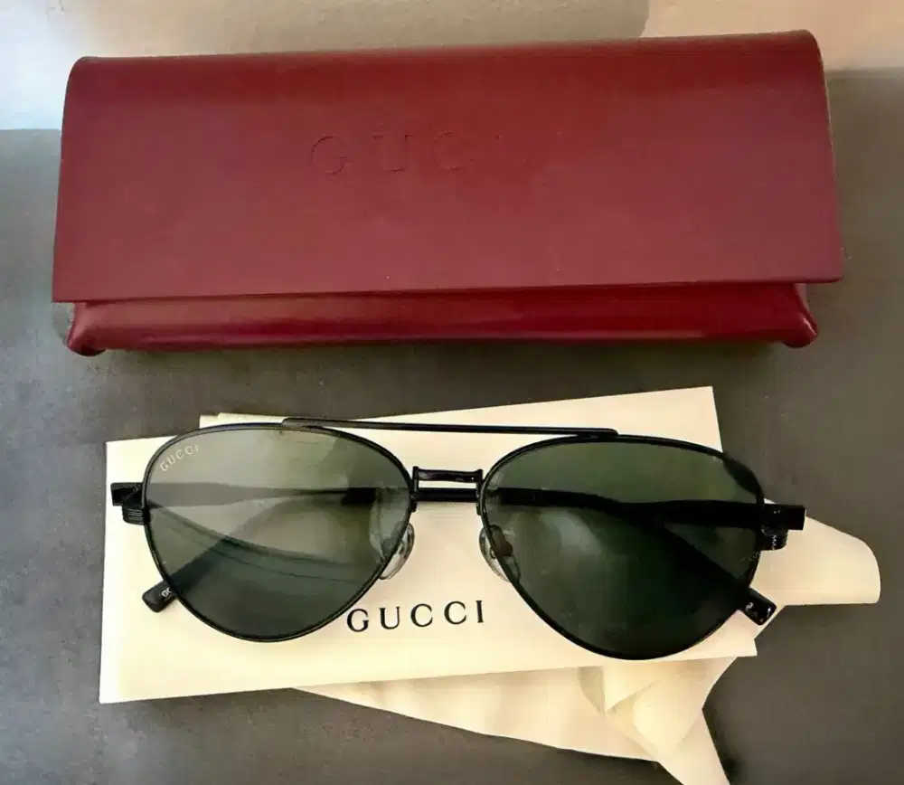 GUCCI Aviator sunglasses
Auth