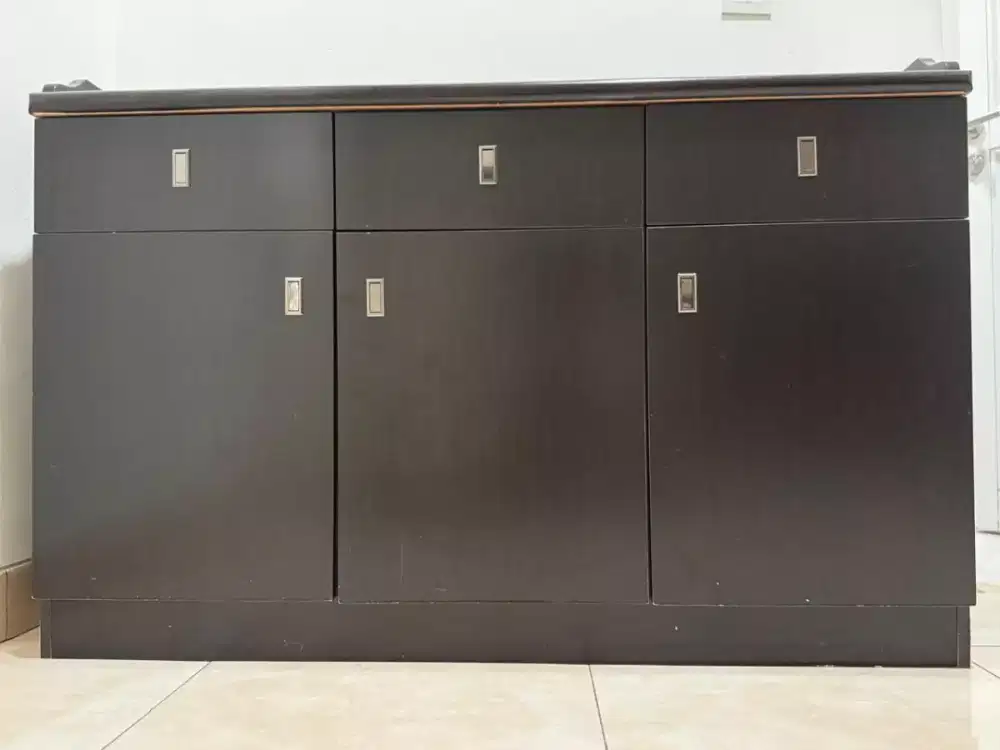 Lemari bufet hitam