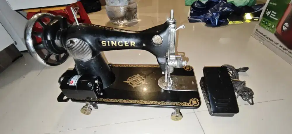 Mesin jahit Antik Singer