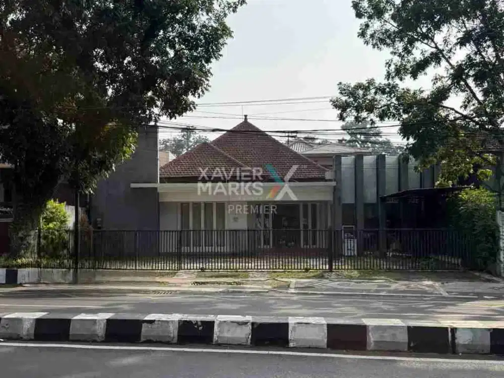 Disewakan Rumah Usaha Terdapat 22ruang Dan 10 carport, Lokasi Strategis Di Area Jalan Ijen Klojen Kota Malang Di Lokasi Premium Cocok Untuk Usaha Cafe, Klinik, Kantor, Resto Dll