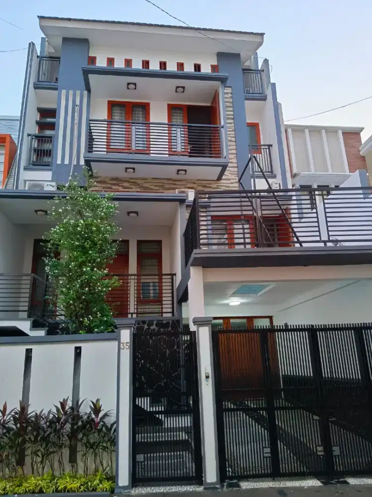 Disewakan Rumah Bagus 4 Lantai Siap Huni dan Bebas Banjir di Palmerah