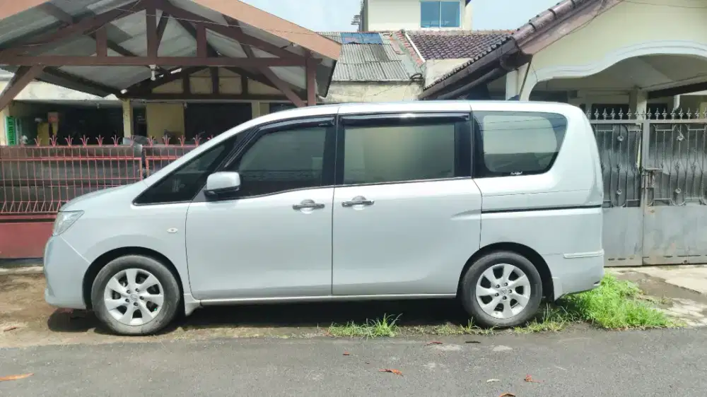 Serena 2.0 AT 2013 silver plat D Bandung