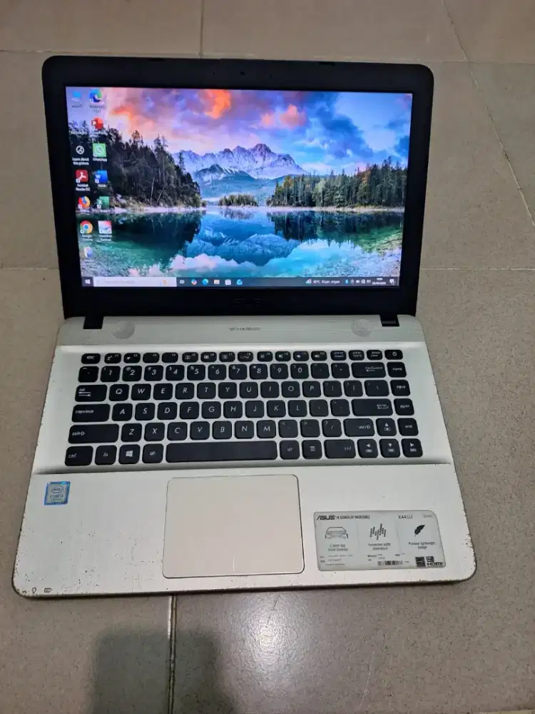 Bismillah dijual laptop Asus core i3 gen 7