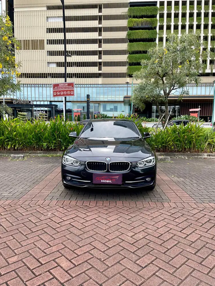 BMW 320I AT
NIK 2016