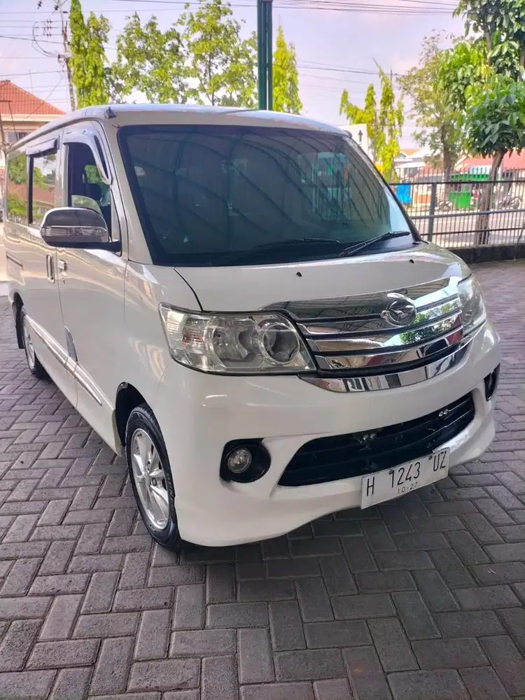 Daihatsu luxio warna putih th 2017 type X