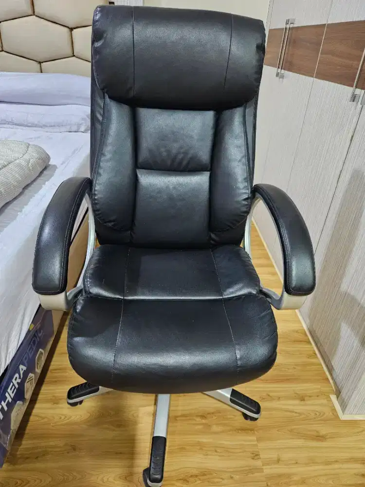 Kursi kantor sandaran tinggi-hitam
