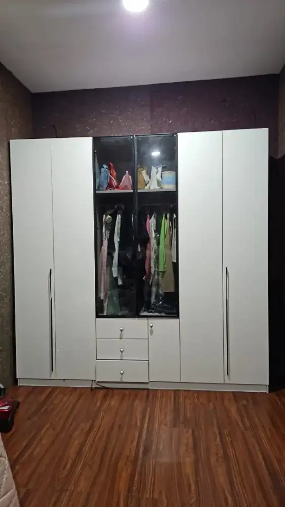 Lemari 6 pintu, warna putih