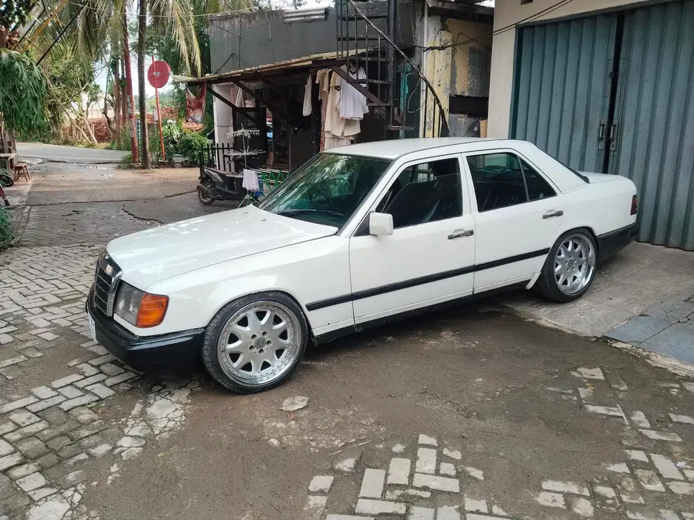 Mercedes-Benz E200 1986 Bensin