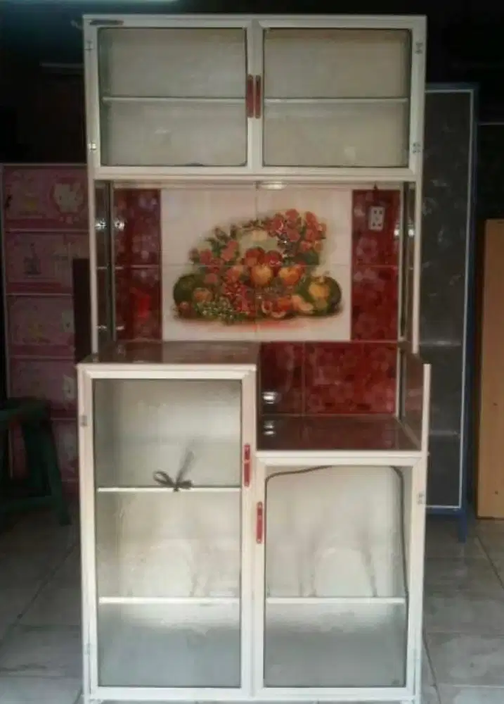 Rak lemari kaca dan set meja makan