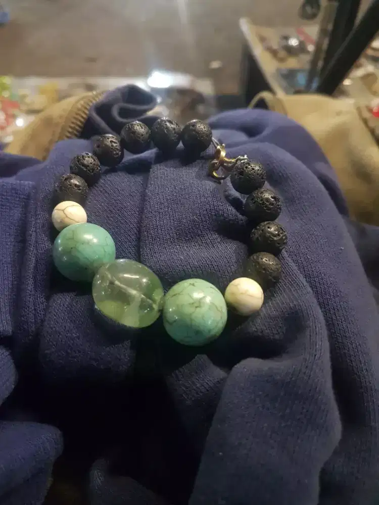 Gelang batu pirus dan munta besi