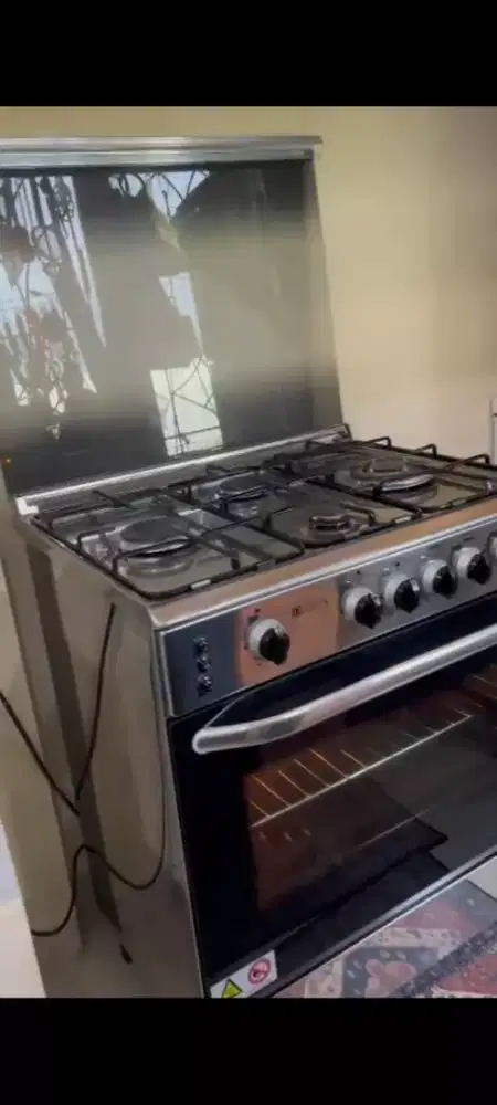 Kompor freestanding 4 tunggu dan oven delizia