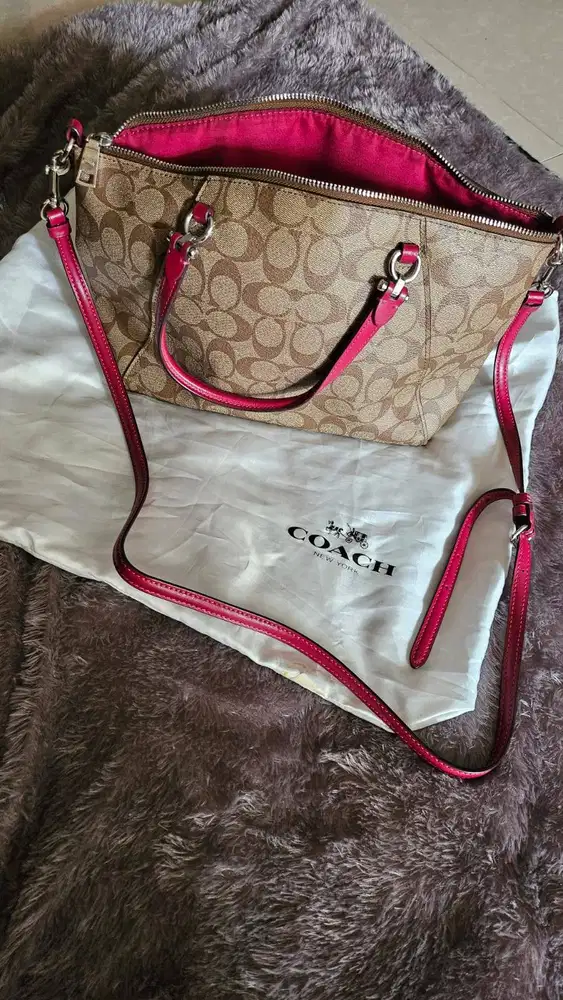 Tas preloved coach zip top tote like new brown signature pink strap