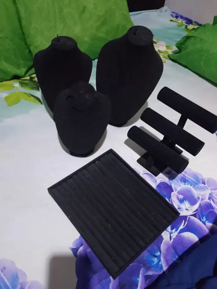 Set Display Perhiasan Beludru Hitam