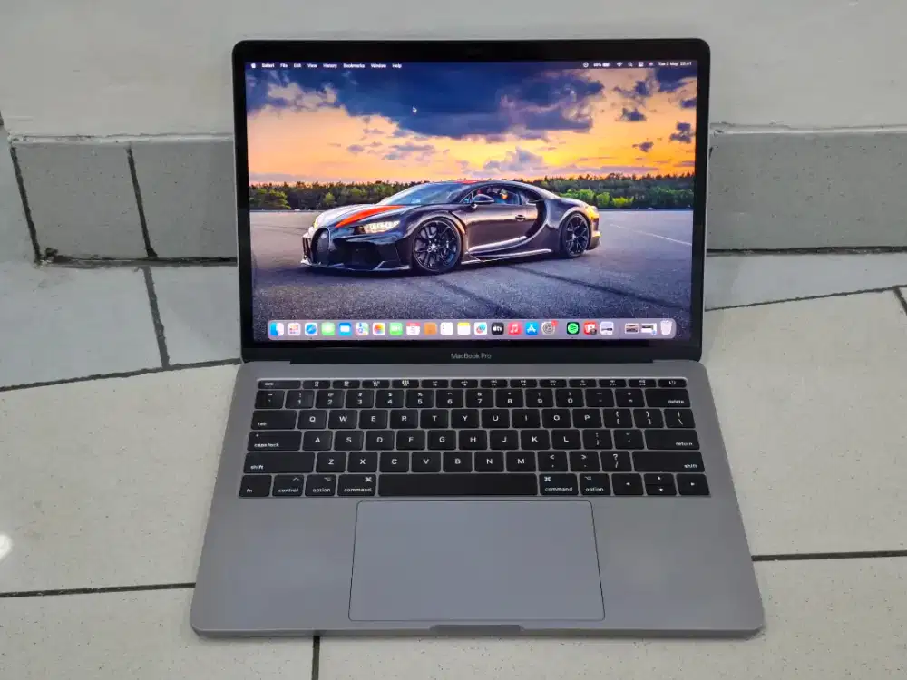 Macbook Pro 2017 Two Thunderbolt/intel core i5 / RAM 8GB /SSD 256GB