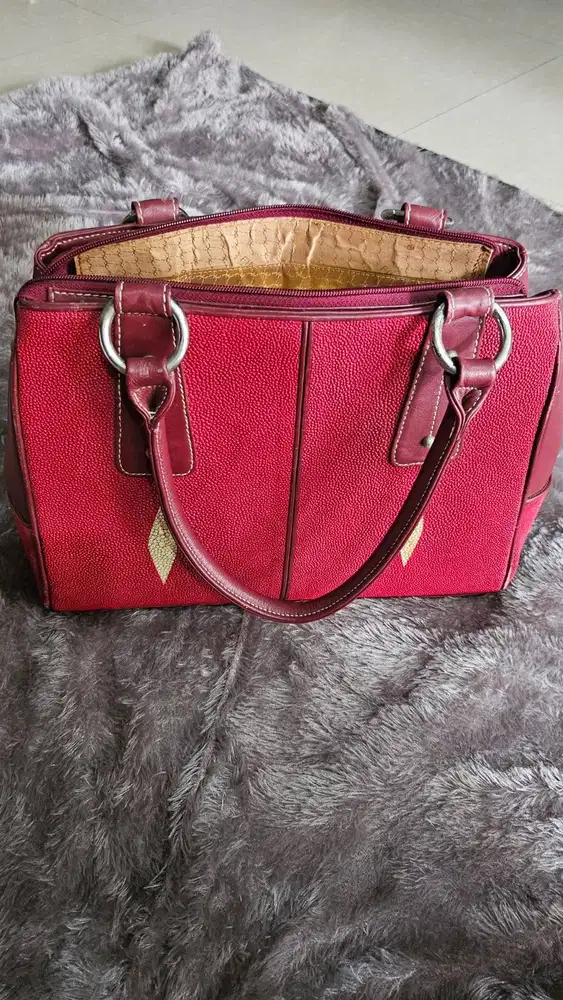 Tas kulit ikan pari stingray leather bag made in Thailand merk findig