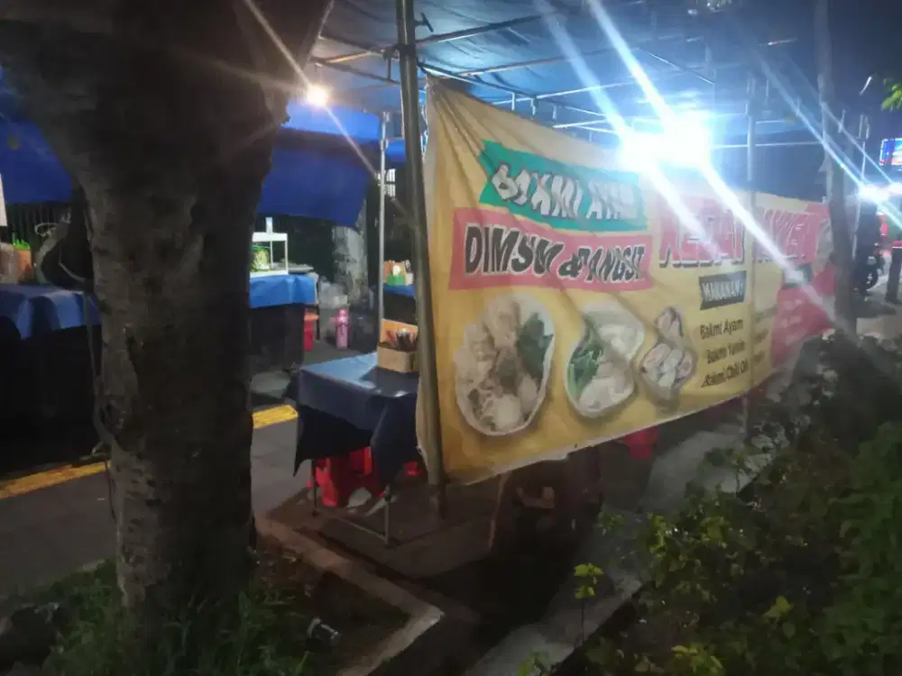 Dagang bakmie kaki lima