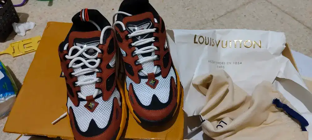 Sepatu LV kondisi baru