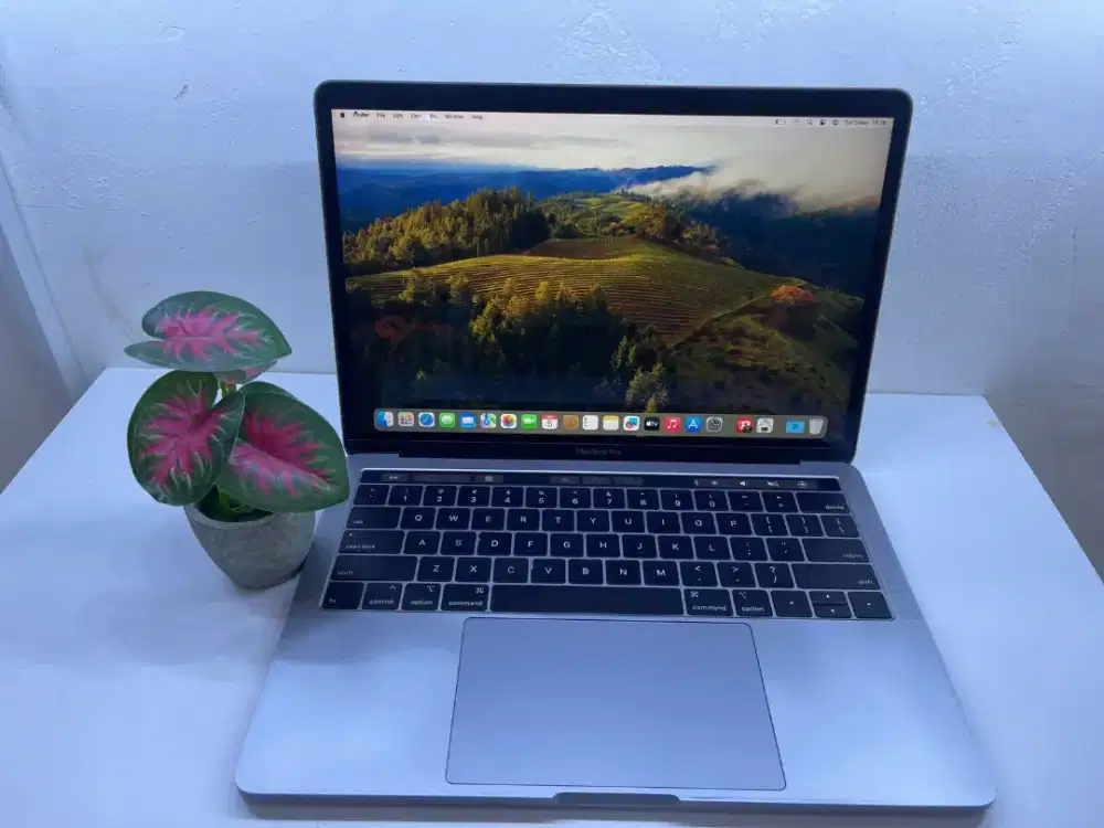 MacBook Pro 13 Touchbar 2018 
Ci5 2,3Ghz 8/256GB
Cc 396 Normal