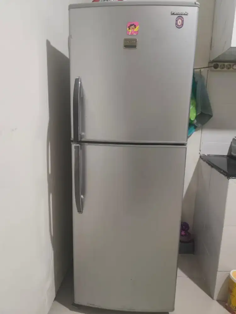 Kulkas dua pintu Panasonic masih bagud