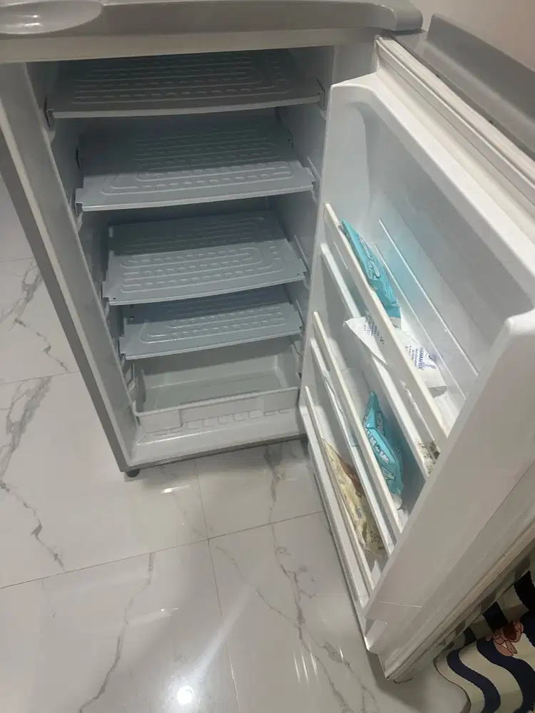 Kulkas freezer AQUA AQF S4