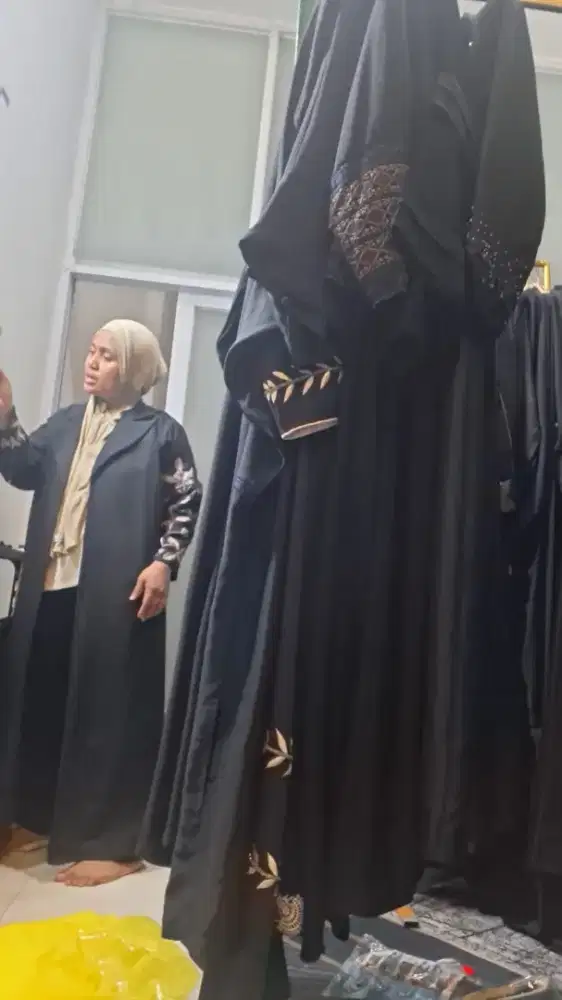 Penjaga toko laptop dan host baju live tiktok