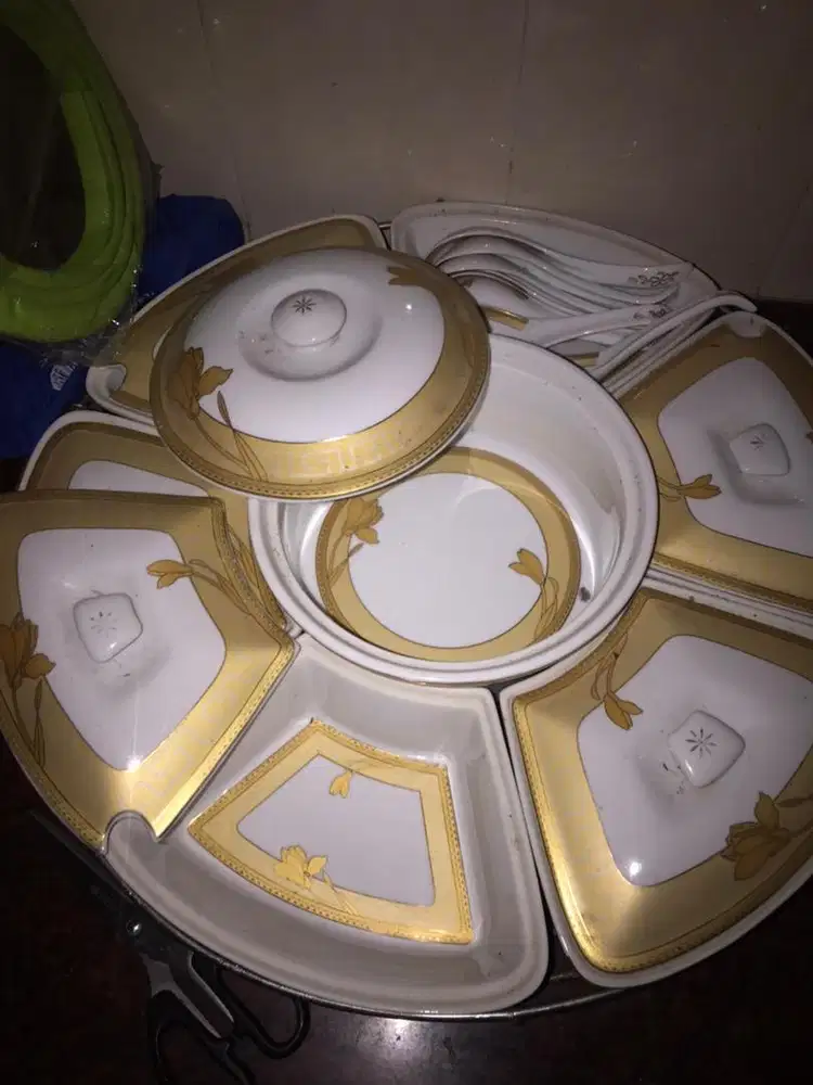 Dijual set wadah saji masih bagusss.
