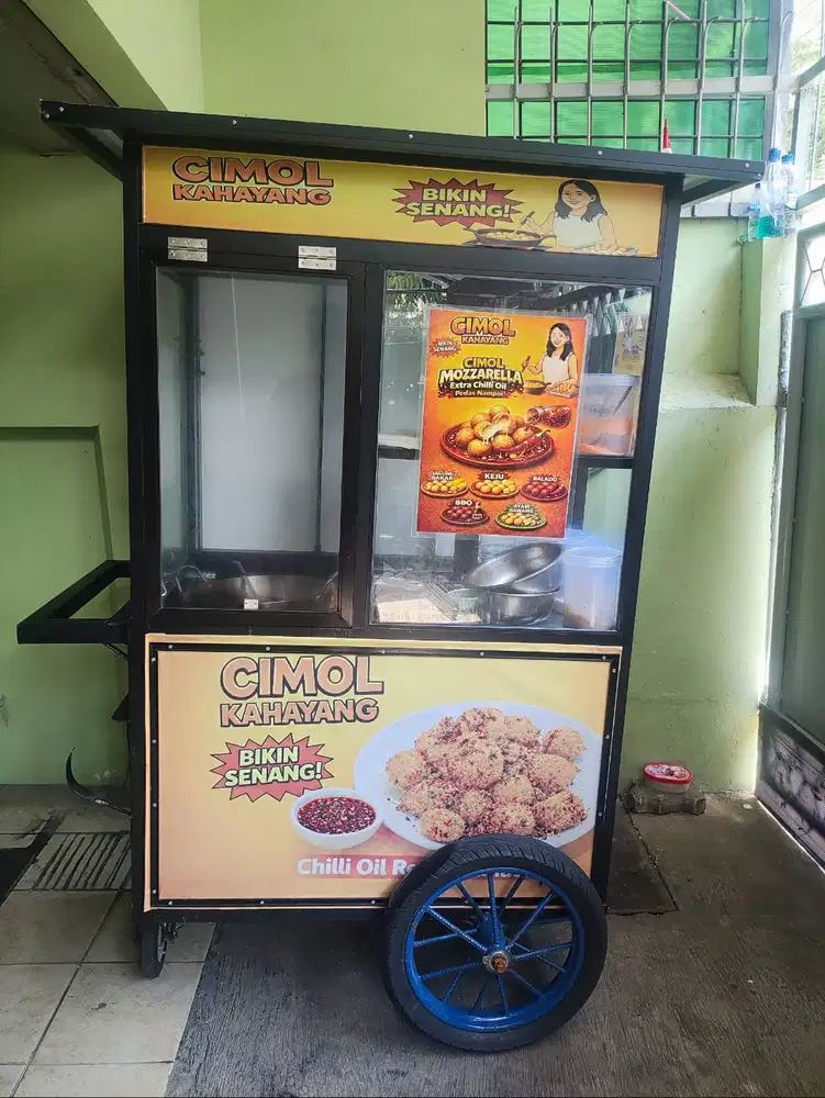 Staf penjual gorengan