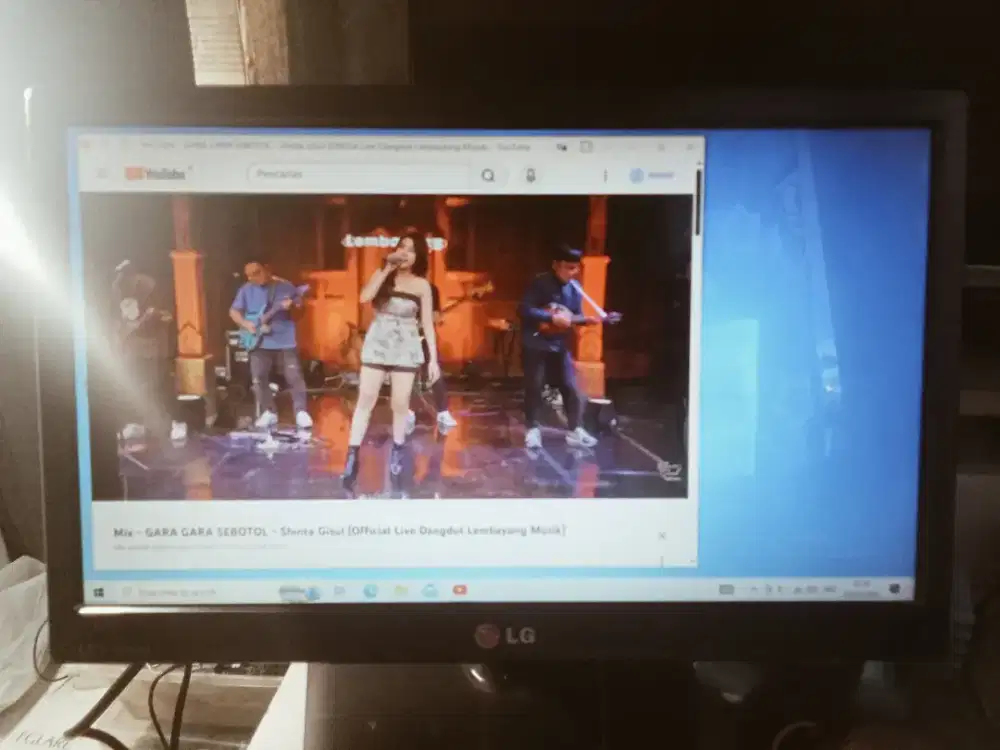 monitor lg 16 in norml minus haya kabel adator tidak ada