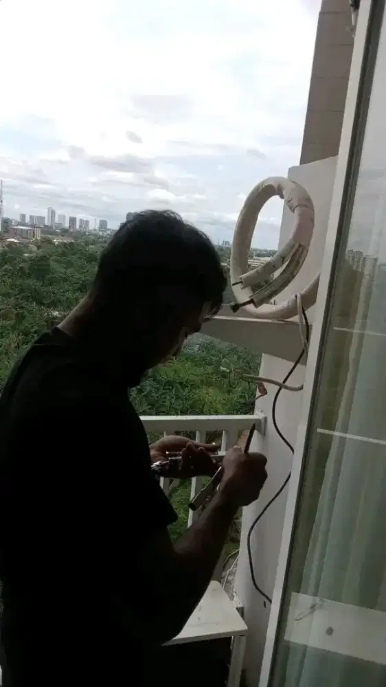 Servis AC bongkar pasang AC kulkas mesin cuci kompa air dll